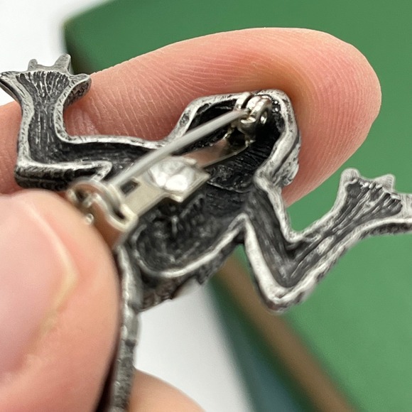 JJ Frog‎ Pin Brooch Silver Tone Pewter Textured wiggle legs Animal Jewelry - Picture 7 of 8